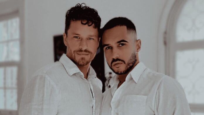 atores posando juntos para foto promocional