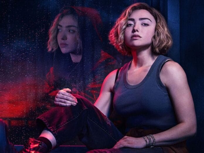 Atriz peyton list no postêr da serie School Spirits da Paramount+