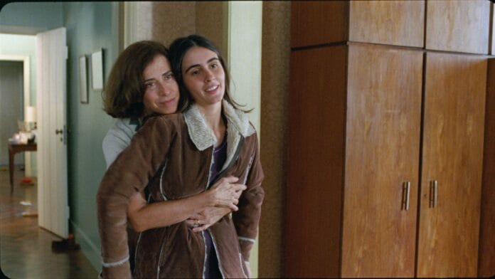ainda-estou-aqui-filme Foto de Fernanda Torres e Valentina Herszage em ainda estou aqui
