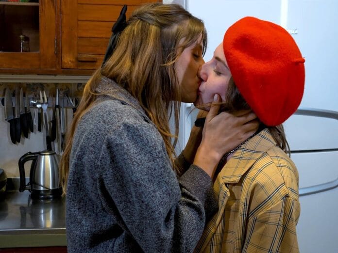 Katerina Amsler e Una Plok estrelam 