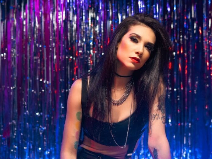 A série Queen Lear é uma releitura da obra Rei Lear, de Shakespeare. Giul Abreu canta a música de abertura