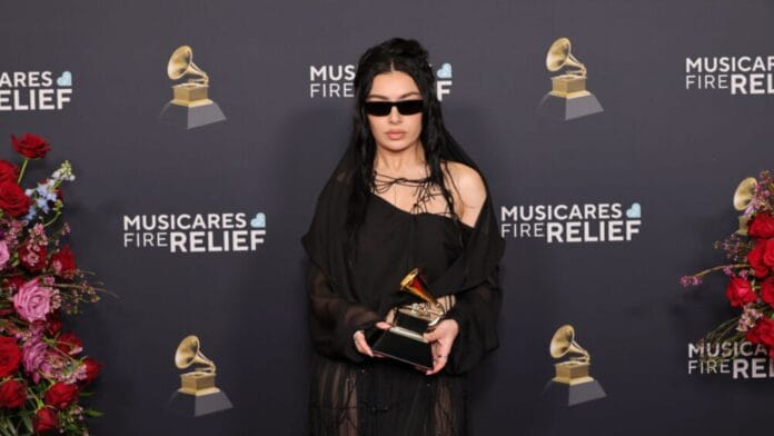 foto de charli xcx segurando prêmio que venceu no Grammy 2025