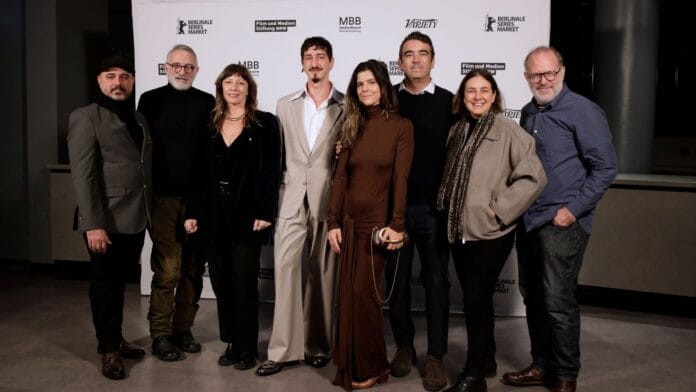 Johnny Massaro e equipe da série “Máscaras de Oxigênio (Não) Cairão Automaticamente”