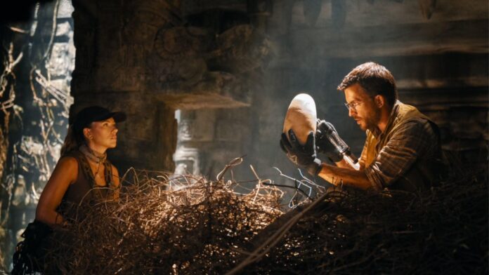 imagm de Scarlett Johansson e Jonathan Bailey em Jurassic World Renascimento