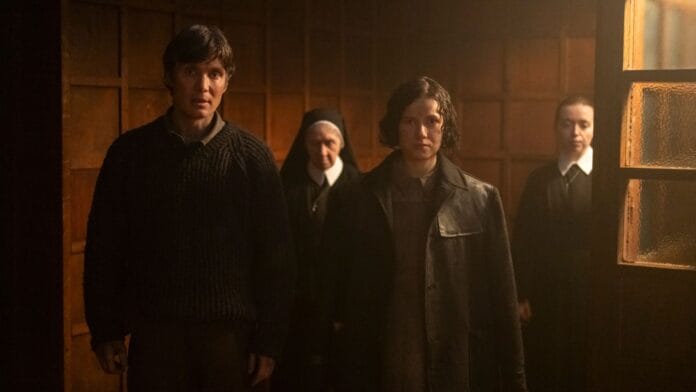 Cillian Murphy e Zara Devlin em cena do filme Pequenas Coisas Como Estas