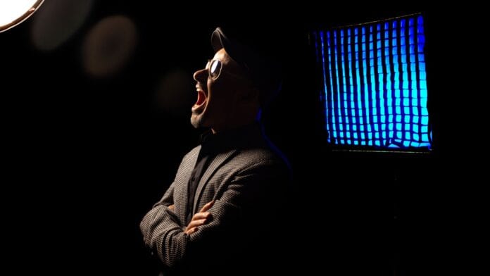 O cantor Sérgio Britto, celebra lançamento de coletânea