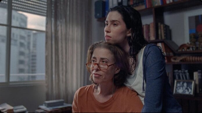 Olivia Torres e Fernanda Torres em cena comovente de 