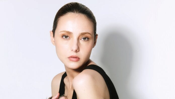 Em entrevista exclusiva, atriz Anna Dalmei revela detalhes sobre série gravada em espanhol