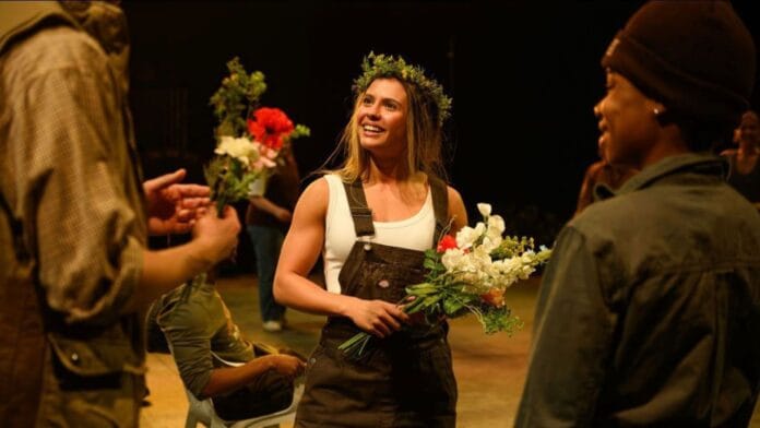 Mariana Lewis celebra aniversário nos palcos do teatro em Londres