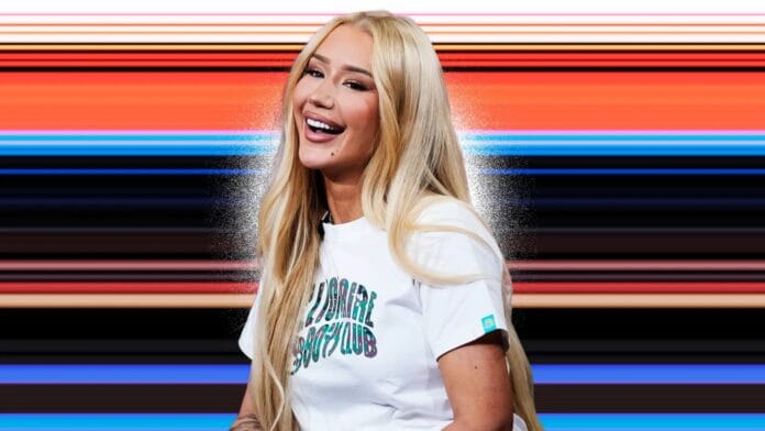 a cantora e rapper australiana Iggy Azalea veio à publico revelar que sua antiga gravadora Universal Music lhe deve muitos milhões