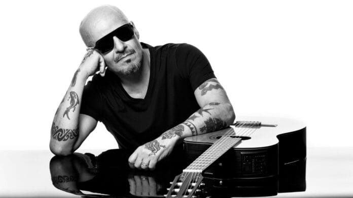 O novo álbum de Sérgio Britto, o sexto de sua carreira solo, chega em todos os apps de música em maio deste ano