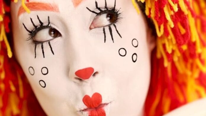 A influencer Camila Pudim fez um vídeo de maquiagem especial à convite da TV Globo