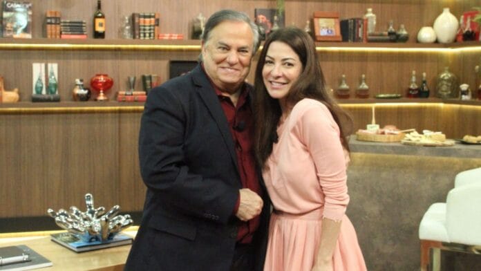 Ana Paula Padrão é recebida por Ronnie Von no 