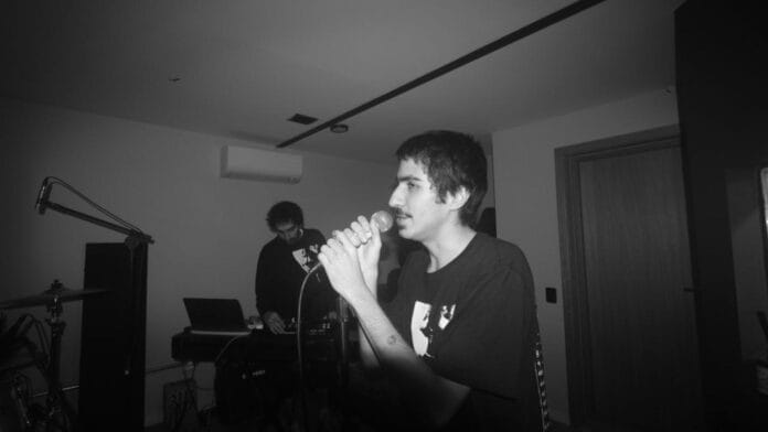 a banda Maria Esmeralda divulga novo álbum com lançamento pela Base Company