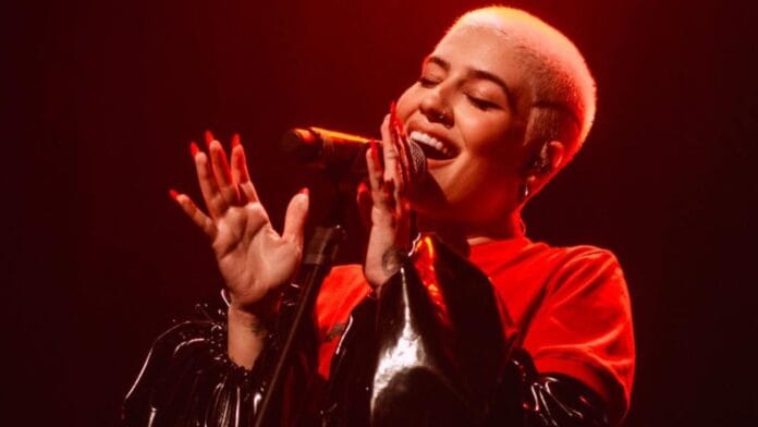 com show no Rio de Janeiro, a cantora CLAU celebra sua brilhante carreira