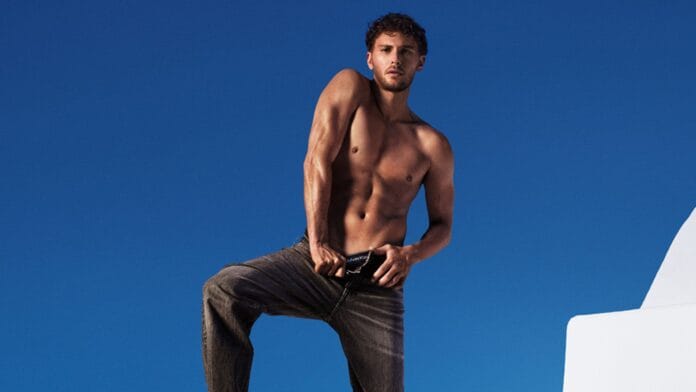 o ator Cooper Kock estrela a nova campanha da famosa marca Calvin Klein