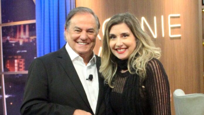 Ronnie Von recebe a jornalista Mylena Ceribelli no 
