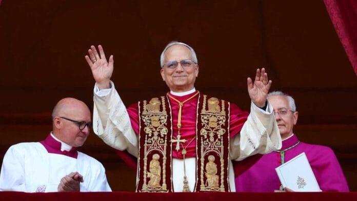 Cardeal norte-americano Robert Prevost foi eleito no 2° dia de Conclave