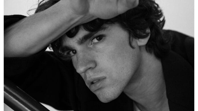 Pedro Markks é ator, cantor agenciado pela Base Company