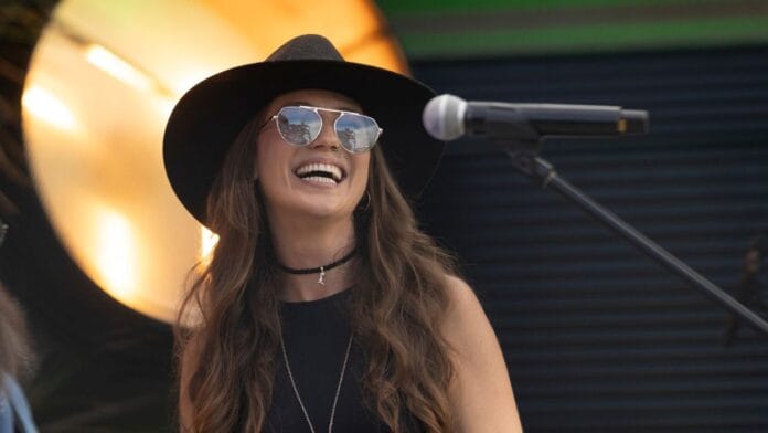 Bruna Viola lança segunda parte do projeto sertanejo 