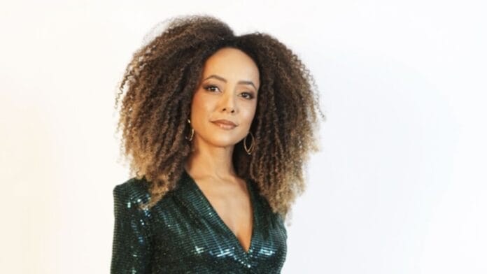 a apresentadora e jornalista Valeria Almeida esteve presente na festa de estreia da novela 