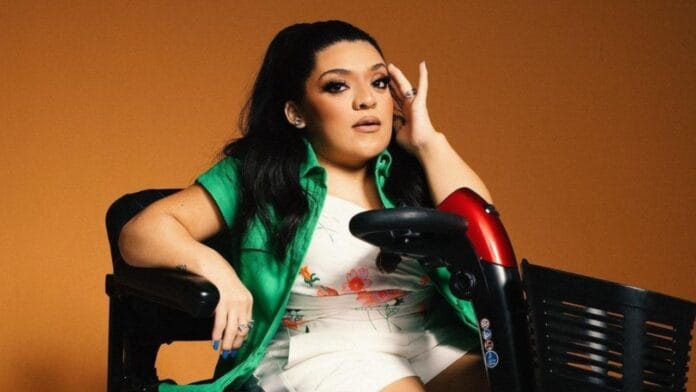 Pequena Lô, influencer e psicóloga formada, foi a participante do novo episódio do DellaMake no YouTube