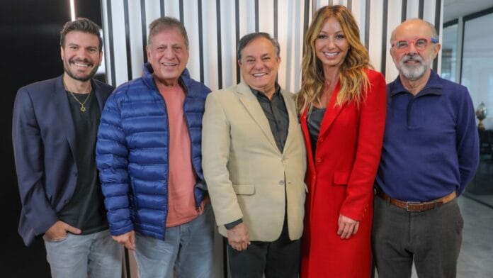 ronnie-von-celebra-cinquenta-nove-anos-de-carreira o cantor e apresentador Ronnie Von faz 59 anos de carreira com nova equipe