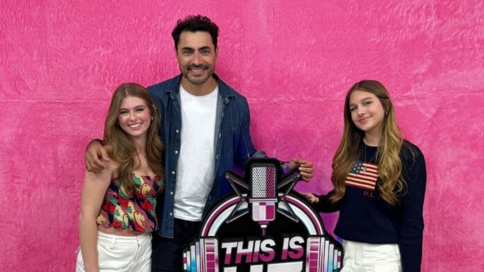 sofia-schaadt-lorena-queiroz-recebem-carlo-porto-no-this-is-uz Apresentado por Lorena Queiroz e Sofia Schaadt, o podcast This Is Uz recebeu o ator Carlo Porto atualmente no ar na reprise de Reis, da RecordTV.