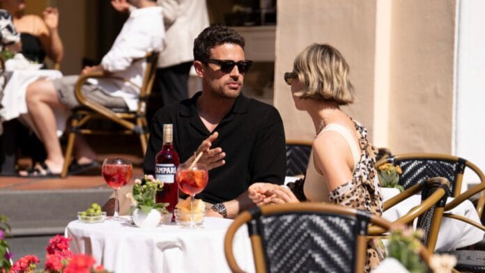 o ator Theo James é fotografado bebendo Campari