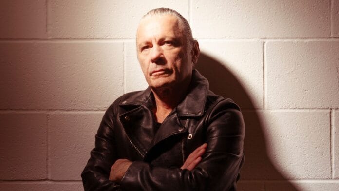 Bruce Dickinson é líder da banda Iron Maiden