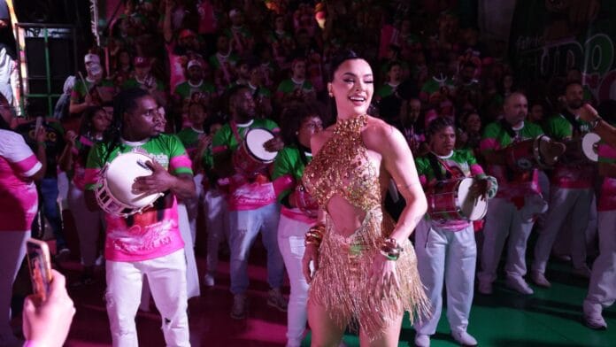 Um dos momentos mais aguardados foi a chegada da rainha de bateria Juju Salimeni