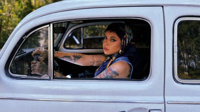 Kell Smith, que carrega na trajetória hits certificados com discos de ouro