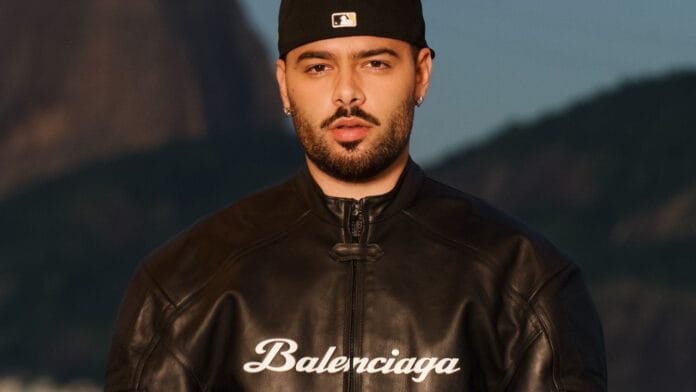 Pedro Sampaio veste jaqueta da grife Balenciaga