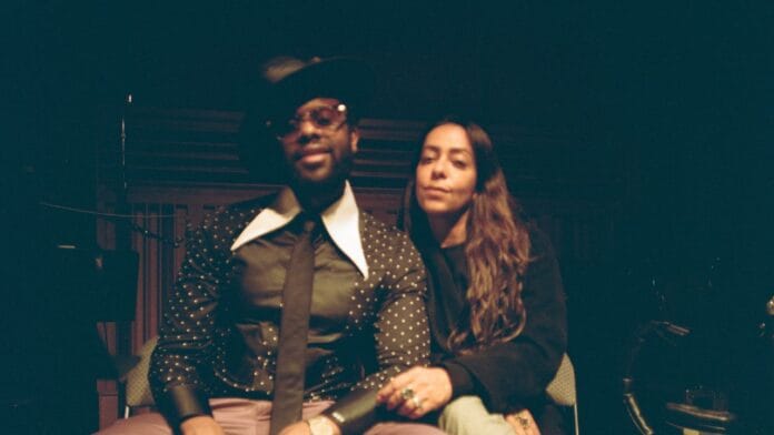 Samantha Schmütz e Adrian Younge se juntam em “Samantha & Adrian”