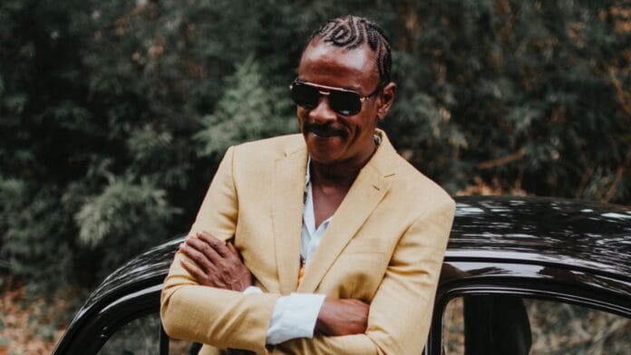 Recentemente, Seu Jorge lançou o álbum de inéditas “Baile à la Baiana”,  uma celebração da riqueza cultural do Brasil