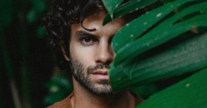 Daniel Blanco posa para divulgação de seu primeiro álbum solo, Left Behind
