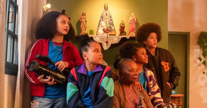 Dirigido por Beatriz Silva e Yasser Socarrás, o longa traz fortes raízes brasileiras, misturando comédia, romance, aventura e suspense