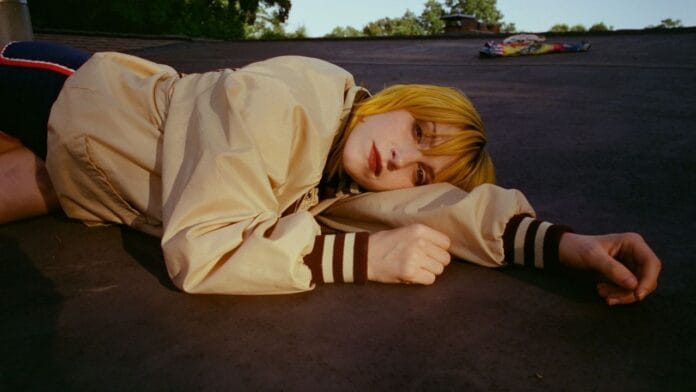 Hayley Williams lançou de surpresa uma coletânea com 17 novas faixas, todas produzidas por Daniel James.