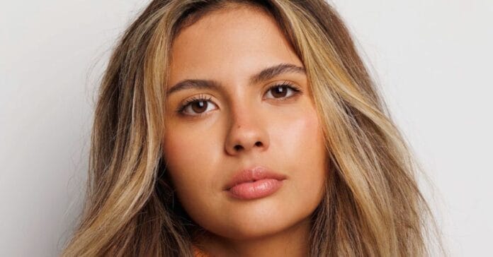 Aos 20 anos, a atriz anglo-brasileira Mariana Lewis, acaba de se formar na prestigiada Guildhall School of Drama