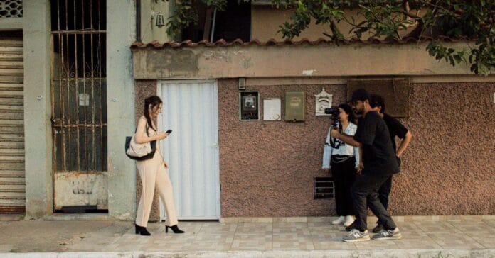 Com delicadeza e profundidade, “Escuta Ativa” convida o público a refletir sobre a escuta verdadeira