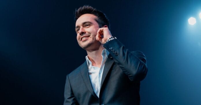 O SBT estreia nesta quinta-feira (02), às 02h15, o programa “Seja Luz: O Podcast”