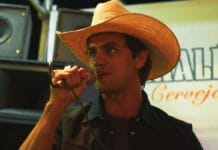 “Asa Branca – A Voz da Arena”, com Felipe Simas, ganha trailer e cartaz Trailer e cartaz de Asa Branca – A Voz da Arena são divulgados.