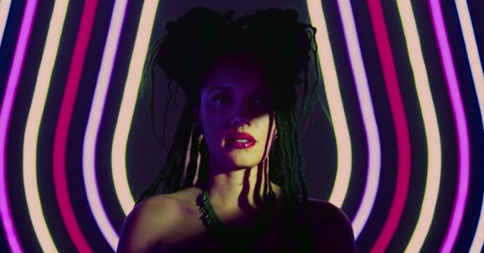 “Love Kills” explora o universo dos vampiros como metáfora para traumas, exclusão social e construção de identidade.