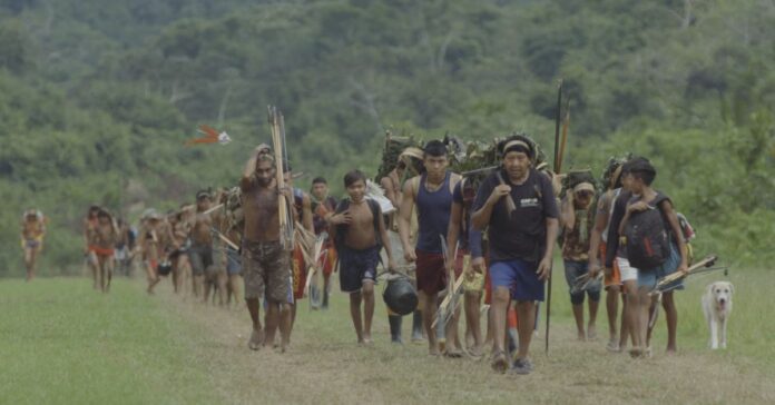“A Queda do Céu”, dirigido por Eryk Rocha e Gabriela Carneiro da Cunha, será lançado nos cinemas brasileiros em 20 de novembro