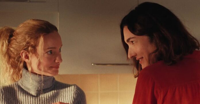 Entre Duas Mulheres se destaca por unir humor inteligente, personagens vibrantes e uma narrativa que celebra a autonomia feminina.