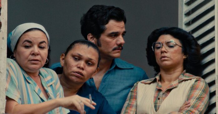 Cena de “O Agente Secreto”, novo filme de Kleber Mendonça Filho, mostrando personagens em clima de suspense.